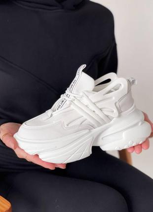 Білі стильні, масивні весняні кросівки з еко-шкіри та гуми9 фото