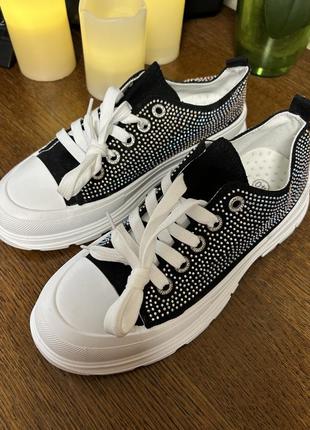 Жіночі кросівки, кеди