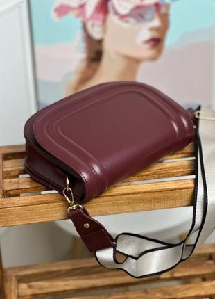 Женская сумка стильная бордового цвета с длинным ремешком кросс боди2 фото