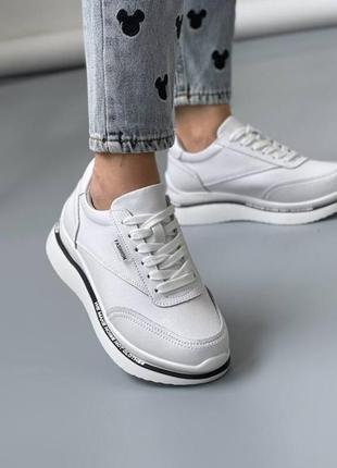 Весенние кожаные женские кроссовки белые на шнуровке
