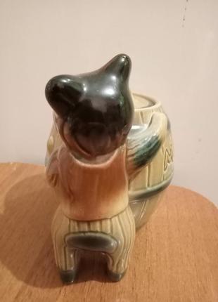 Мишка с бочкой для мёда