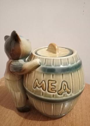 Мишка с бочкой для мёда