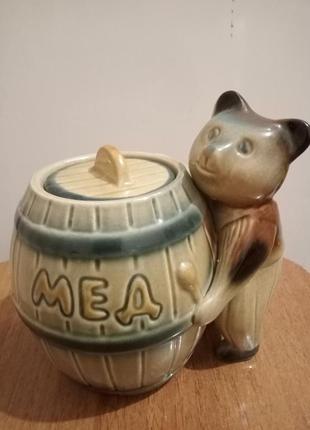 Мишка с бочкой для мёда