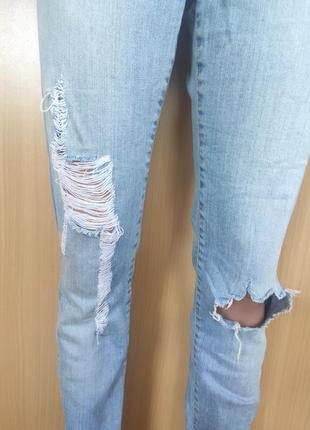 Стильные рваные джинсы с нашивками5 фото