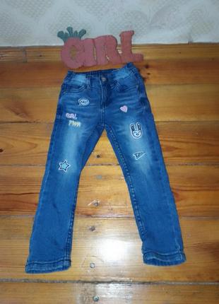 Синие узкие джинсы с нашивками1 фото