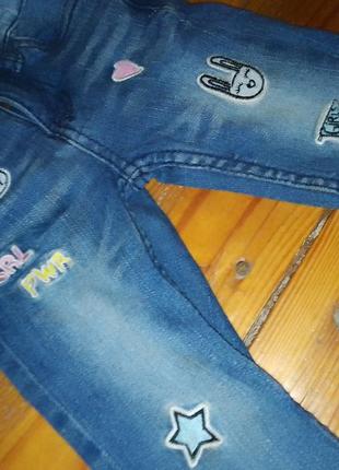 Синие узкие джинсы с нашивками7 фото