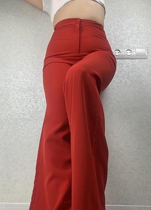 Червоні брюки