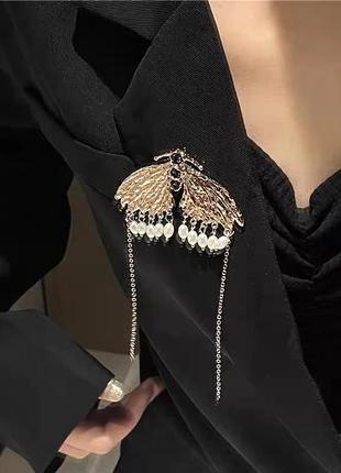 Люксова брошка метелик із підвісками ланцюжками та перлинами, комаха, крила