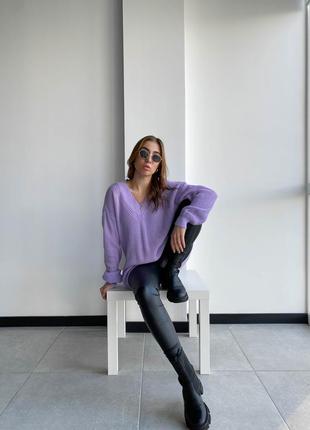 Фиолетовый свитер с v-образным вырезом крупной вязки