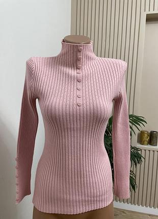 Рожевий гольф з ґудзиками