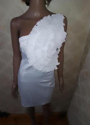 Белое платье на одно плечо с цветком ax paris2 фото
