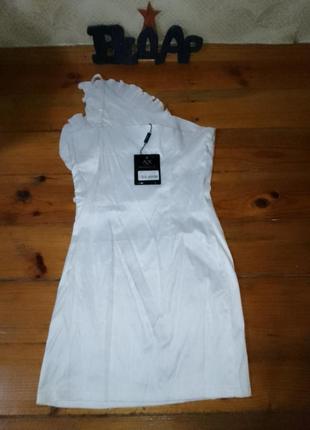 Біла сукня на одне плече із квіткою ax paris5 фото