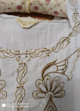 Белая красивая туника украшена вышивкой и кружевом2 фото