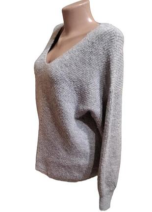 Светло- серый свитер оверсайз