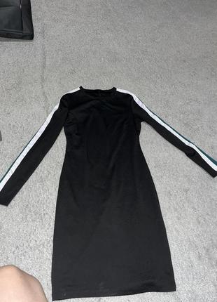 Платье черное, с длинным рукавом1 фото