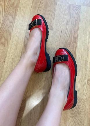 Туфлі яскраво червоного кольору5 фото
