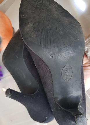 Замшевые классические туфельки на небольшом каблуке4 фото