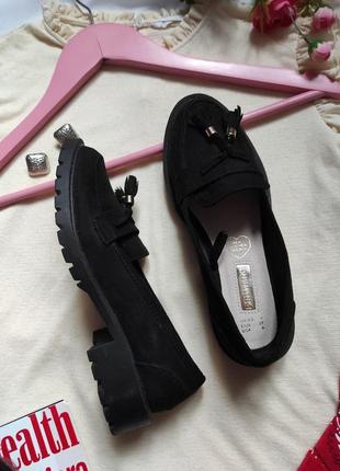 Чорні жіночі туфлі на низькому каблуці та тракторній підошві текстильні лофери2 фото