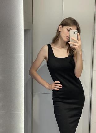 Базова чорна довга облягаюча сукня2 фото