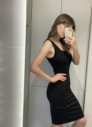 Базова чорна довга облягаюча сукня4 фото