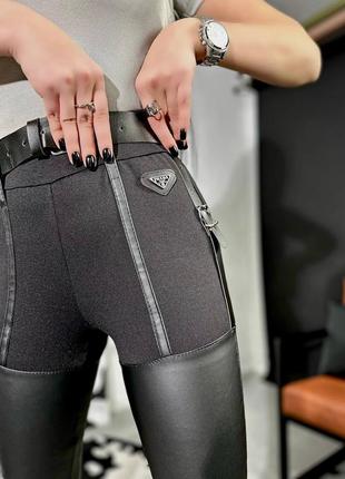 Трендовые кожаные брюки с трикотажем имитация чулок с высокой посадкой на резинке с ремнем по фигуре с имитацией чулок
