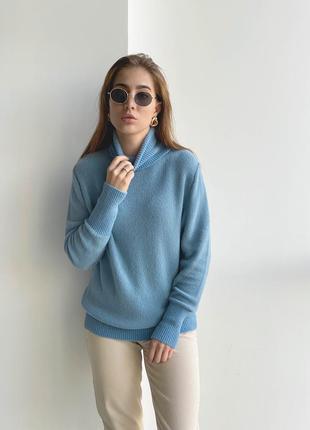 Теплый пушистый свитер с высоким воротником голубого цвета