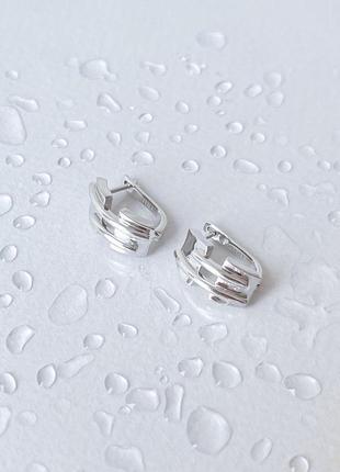 Трендовые серебряные сережки широкие полукольца без камней стильные женские серьги из серебра2 фото