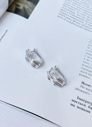 Трендовые серебряные сережки широкие полукольца без камней стильные женские серьги из серебра3 фото