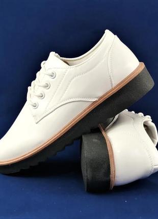Жіночі туфлі білі лакові кросівки сліпони мокасини (розміри: 40)