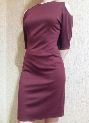 Нарядное трикотажное платье с открытыми плечами