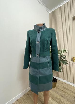 Пальто в трендовом цвете этого года