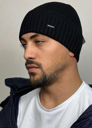 Мужская шапка черного цвета