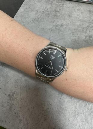 Серебряные часы с черным циферблатом