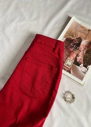 Красные джинсы скини с разрезами на штанинах4 фото