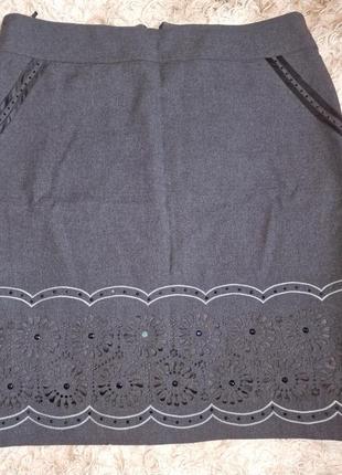Шикарная юбка серого цвета с выбитыми цветами, 56 размер