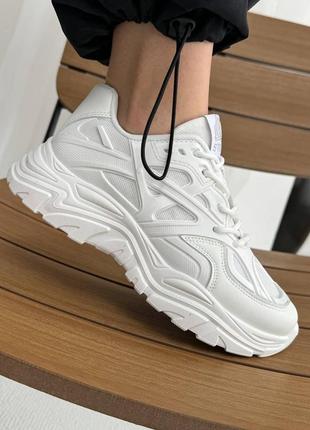 Идеальные базовые кроссовки белого цвета