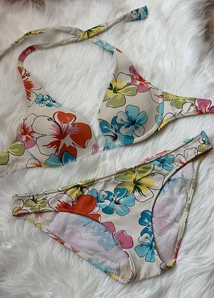 Дуже гарний тілесний купальник у квітковий принт