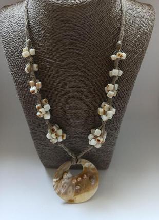 Эко ожерелье и серьги-грозди из перламутра8 фото