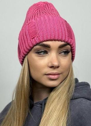 Жіноча рожева в'язана шапка