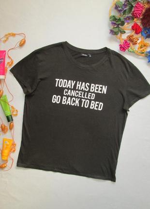 Крутая хлопковая стрейчевая футболка цвета темного хаки с надписью bershka