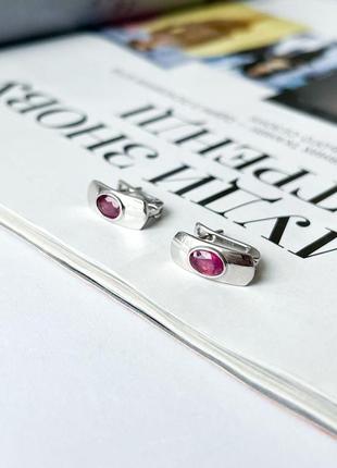 Стильные серебряные сережки с натуральным рубином гладкие маленькие продолговатые серьги с овальным камнем2 фото