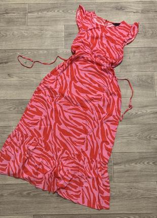 Красно-розовое платье макси в принт