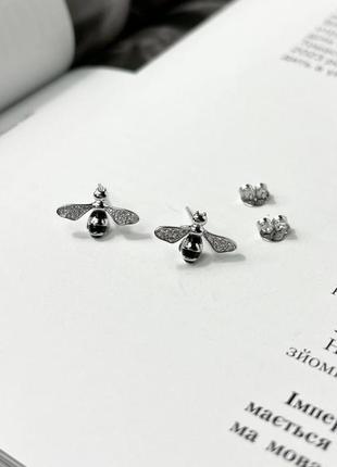 Стильные серебряные сережки с фианитами гвоздики с емаллю женские серьги из серебра пчелки в стиле гучи2 фото