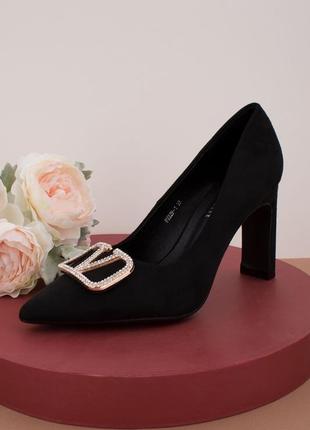 Женские черные туфли с брошью1 фото
