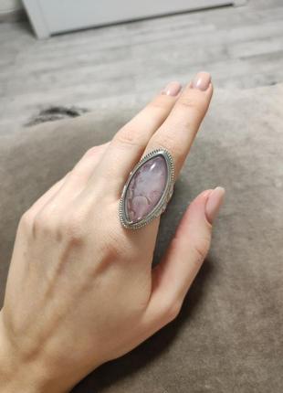 Кольцо с большим розовым камнем под мрамор6 фото