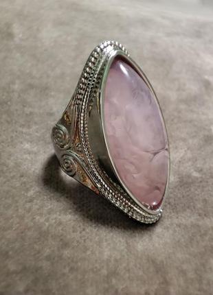 Кольцо с большим розовым камнем под мрамор2 фото