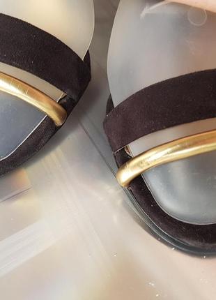 Элегантные босоножки замшевые с золотыми вставками на завязках naf-naf 378 фото
