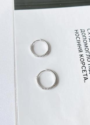 Стильные серебряные сережки на каждый день без камней маленькие милые женские серьги кольца конго из серебра3 фото
