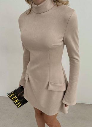 Стильна жіночна сукня міні коротка з карманами і довгими рукавами силуетна замш базова5 фото