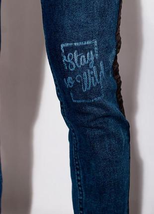 Новые неординарные мужские синие джинсы с потертостями принтом и лампасами5 фото